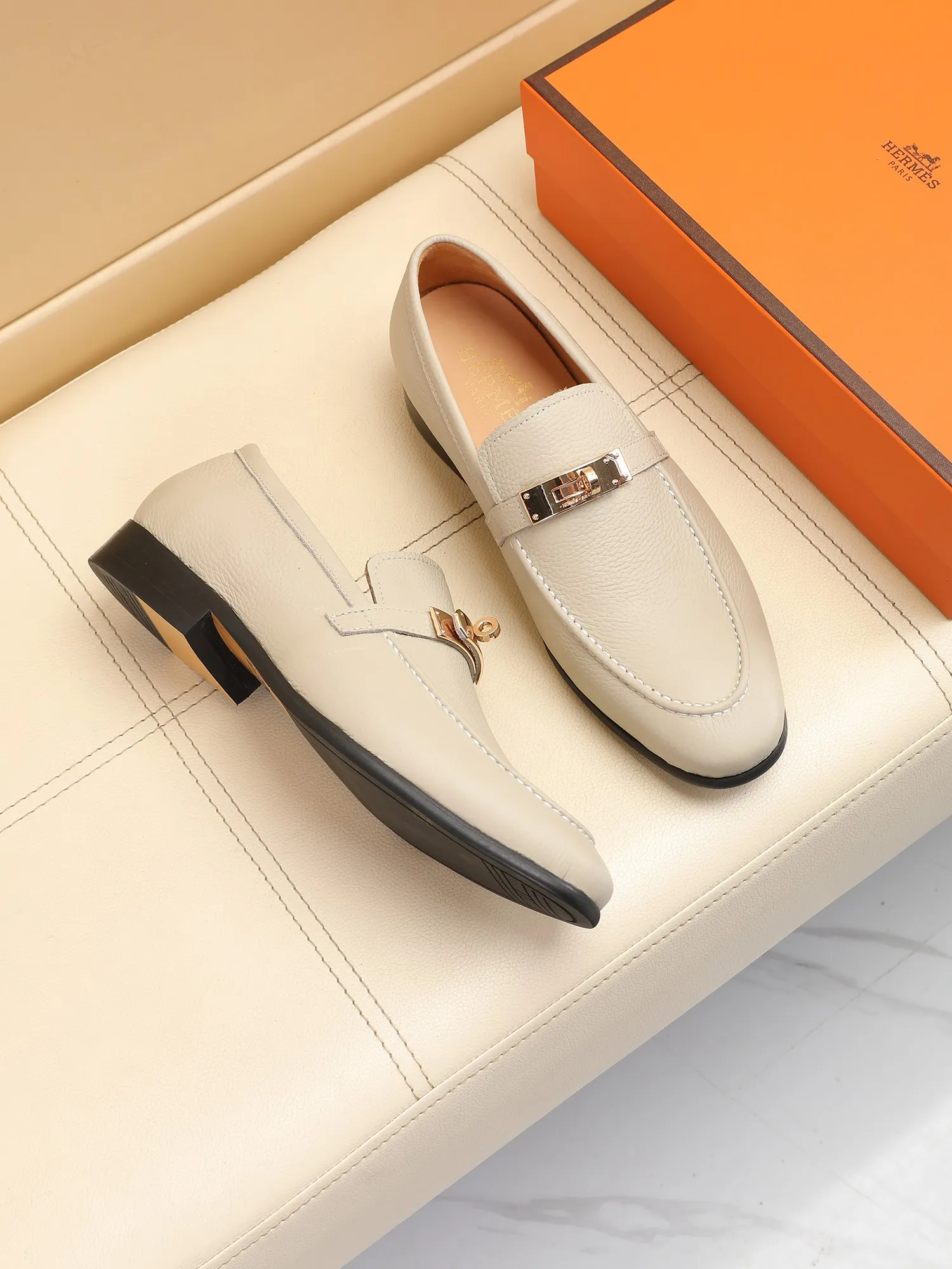 Factory price 440💶[HERMES] (cowhide lining)🍀Italian top luxury🍀He does not pursue novel styles and gorgeous colors, but attracts the favor of successful men with his flawless, elegant and classic style! This very, very comfortable, simple and stable style makes it easy to match any style! The pattern is absolutely 1:1 refined from the original case, and we strive for excellence in materials, imported cowhide + cowhide lining💪💪💪extraordinary texture👍! .Code number: 39 to 44 (38.4546 customized)